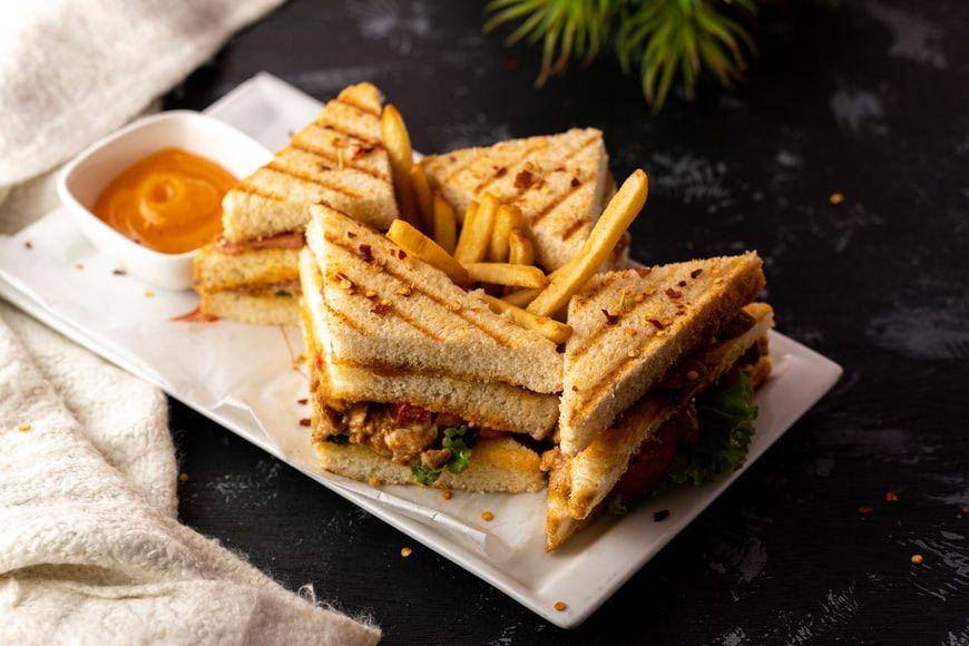 ilustrasi roti bakar kornet telur (unsplash.com/Shardar Tarikul Islam)