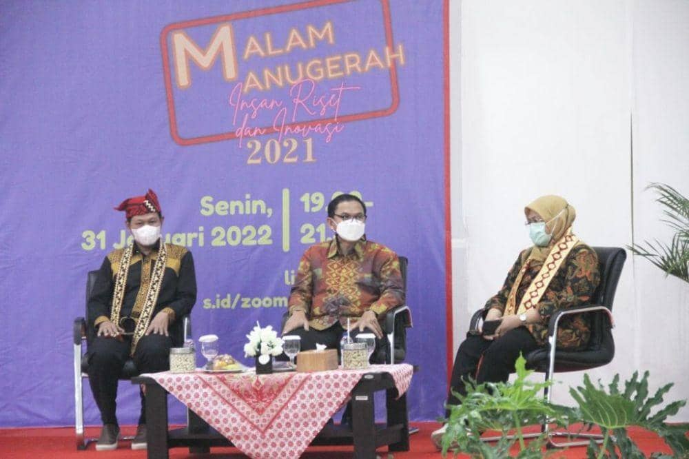 ITERA melalui Lembaga Penelitian dan Pengabdian Masyarakat (LPPM) menggelar Malam Anugerah Insan Riset dan Inovasi ITERA 2021, Senin (31/1/2022). (Dok ITERA).