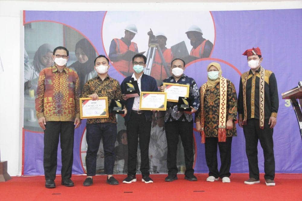 Dosen dan Mahasiswa ITERA Berprestasi 2021 Diganjar Penghargaan