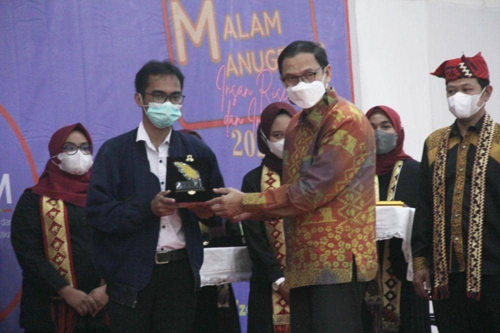 ITERA melalui Lembaga Penelitian dan Pengabdian Masyarakat (LPPM) menggelar Malam Anugerah Insan Riset dan Inovasi ITERA 2021, Senin (31/1/2022). (Dok ITERA).