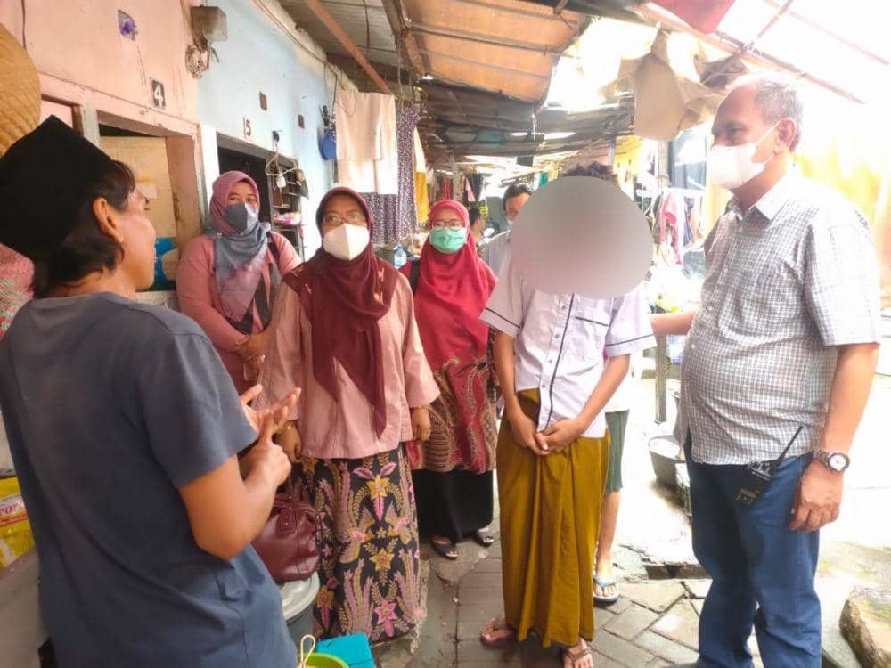 Kepala Dinas Pendidikan Kota Surabaya Yusuf Masruh mengunjungi korban kekerasan. (dok. Kominfo Surabaya)