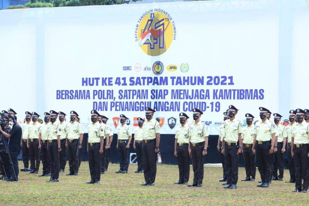 Potret seragam baru satuan pengamanan (Satpam) yang akan berlaku 2023. (dok. Humas Polri)