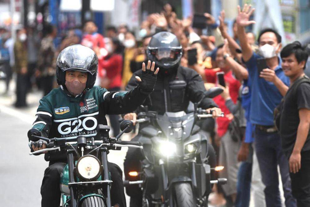 Presiden Jokowi dan sejumlah menteri menaiki sepeda motor dari Kabupaten Toba menuju Kab. Simalungun (dok. Biro Pers Setpres)