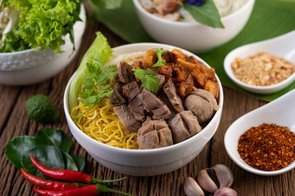 ilustrasi hidangan mie ayam (freepik.com/jcomp)