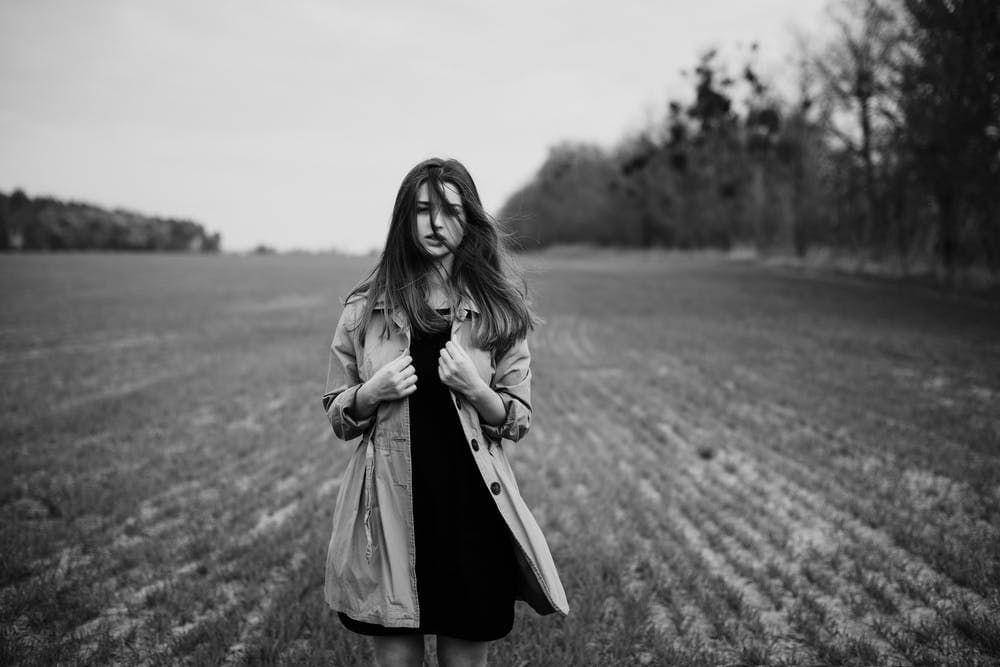 ilustrasi berjalan sambil berpikir (pexels.com/Elizaveta Dushechkina)