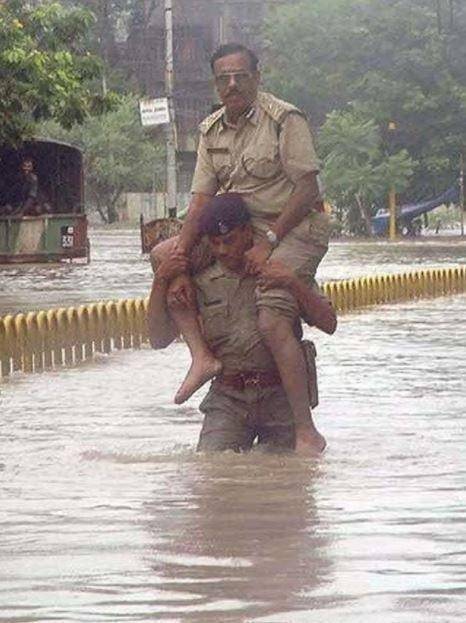 kelakuan kocak polisi India (reddit.com/notmanch_u)
