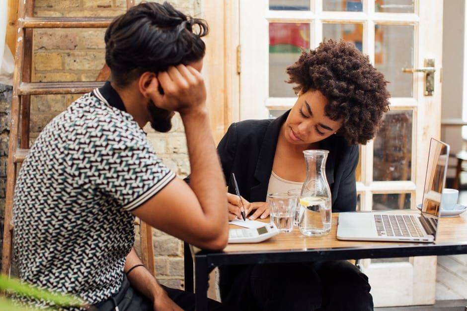 ilustrasi seorang wanita dan pria berdiskusi (pexels.com/Viktoria Slowikowska)