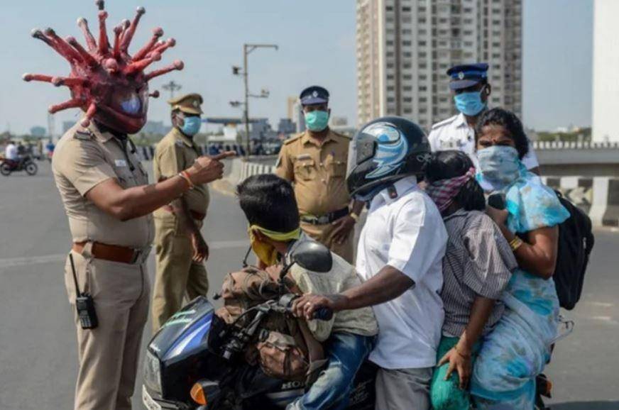 kelakuan kocak polisi India (2banh.vn)