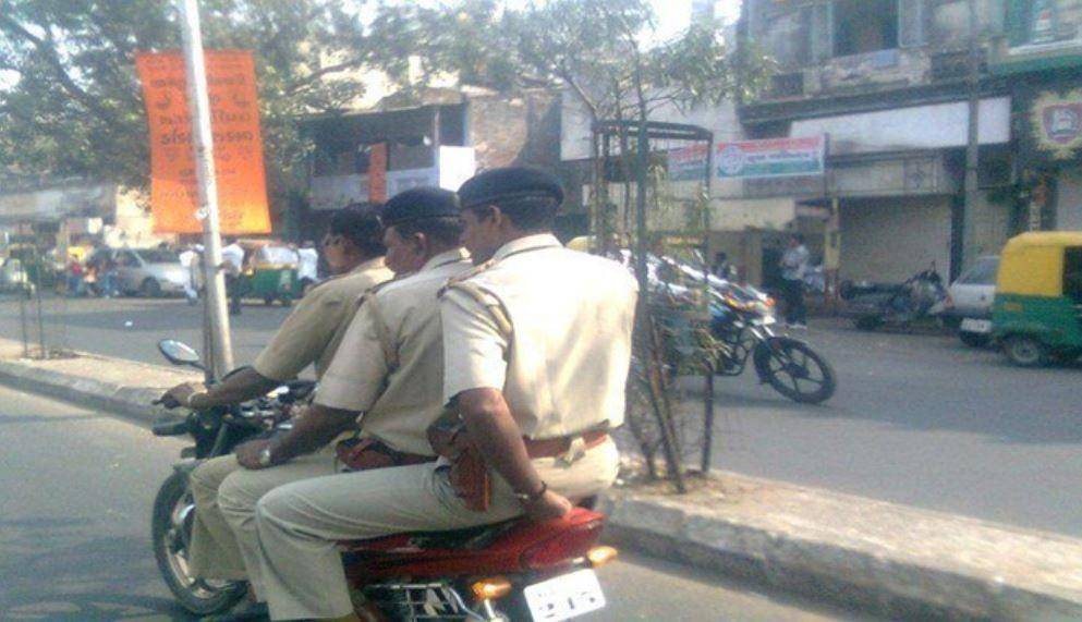 kelakuan kocak polisi India (reddit.com/notmanch_u)