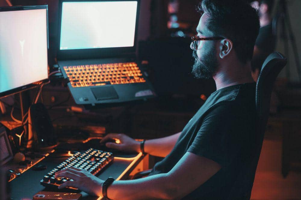 ilustrasi bermain game di PC (unsplash.com/Jose Gil)