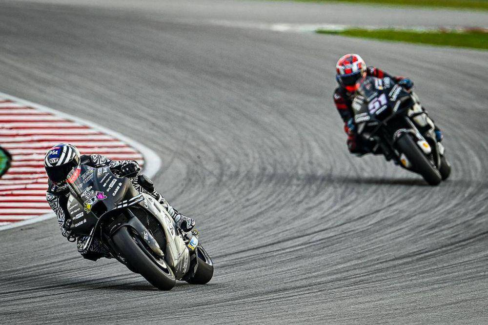 Aleix Espargaro dari Aprilia dan Michele Pirro dari Ducati tengah memacu motor mereka. (motogp.com)