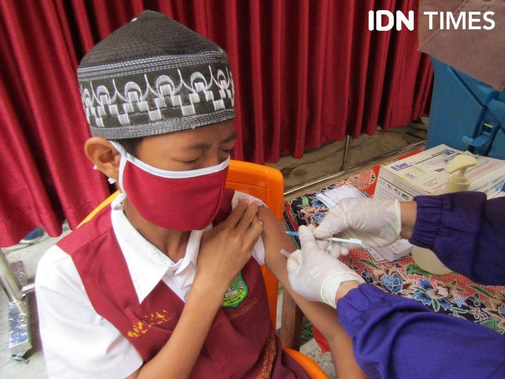 Anak SD di Bandar Lampung yang sedang menerima vaksin. (IDN Times/Rohmah Mustaurida)