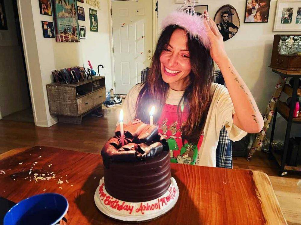 Sarah Shahi (instagram.com/sarahshahi)
