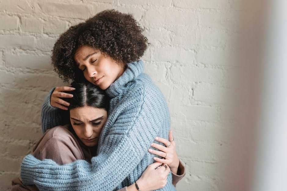 ilustrasi dua perempuan berpelukan. (Pexels.com/Liza Summer)