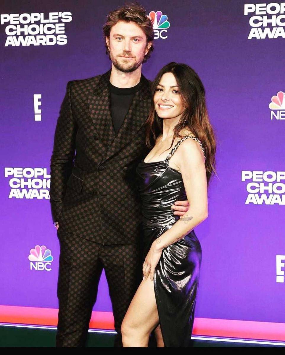 Adam Demos dan Sarah Shahi (instagram.com/sarahshahi)