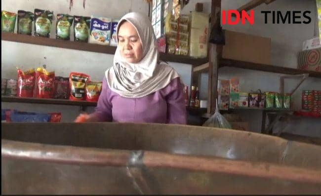 Sejumlah pedagang di pasar tradisional Bandar Lampung, Provinsi Lampung masih mengeluhkan tingginya harga minyak goreng kemasan dan curuh dari distributor. (IDN Times/Tama Yudha Wiguna)