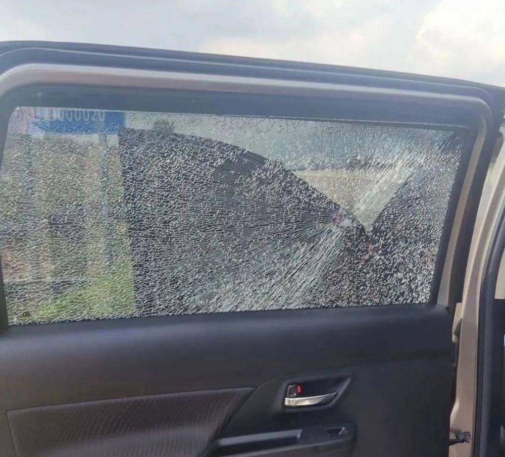 Kaca kendaraan pengemudi di jalan tol dilempar batu (IDN Times/istimewa)