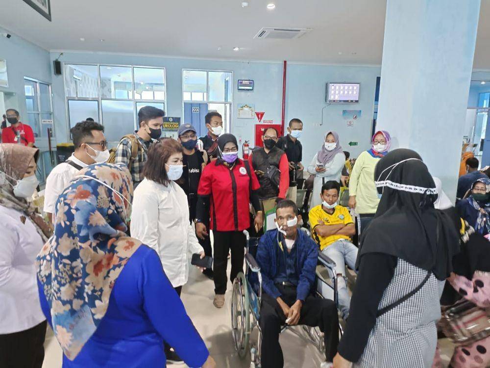 Menteri Sosial Tri Rismaharini menyerahkan bantuan pada penderita penyakit kronis, Kamis (3/2/2022)/dok Humas Kemensos