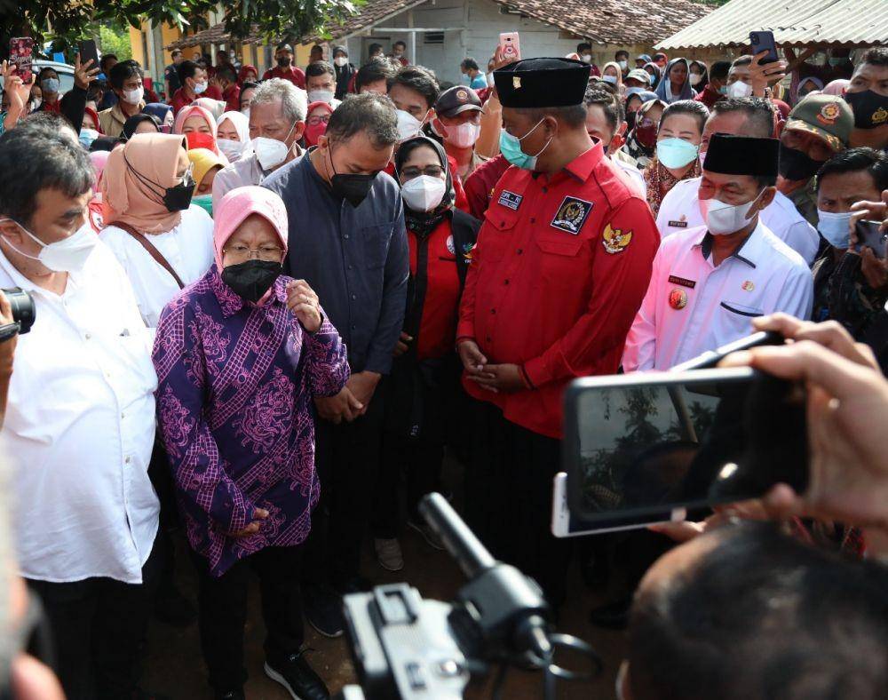 Menteri Sosial Tri Rismaharini menyerahkan bantuan pada penderita penyakit kronis, Kamis (3/2/2022)/dok Humas Kemensos