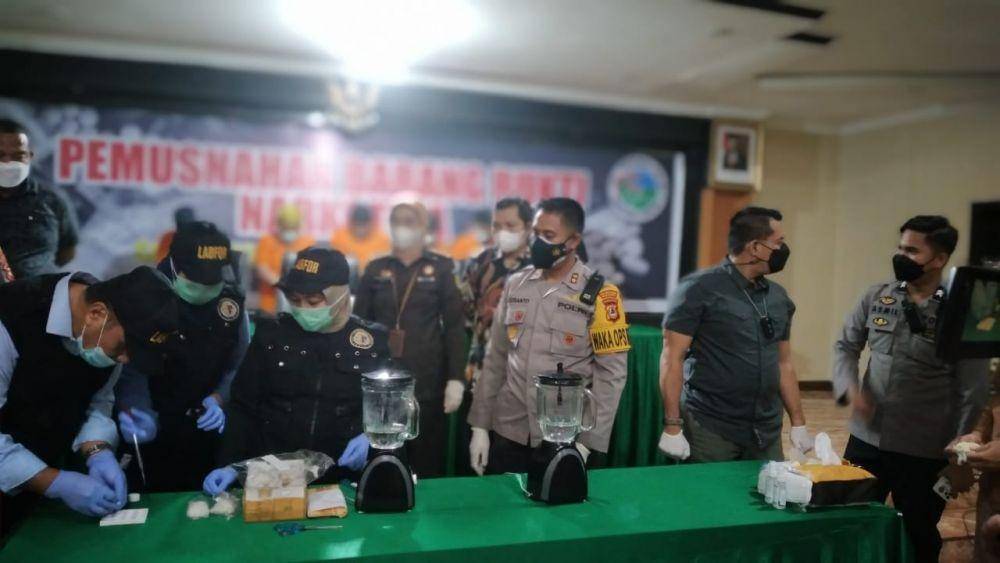 Satres Narkoba Polrestabes Makassar memusnakahkan ratusan gram sabu / Dok. Polrestabes Makassar