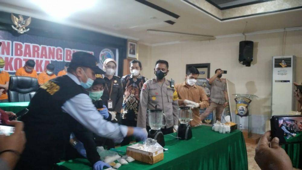 Satres Narkoba Polrestabes Makassar memusnakahkan ratusan gram sabu / Dok. Polrestabes Makassar