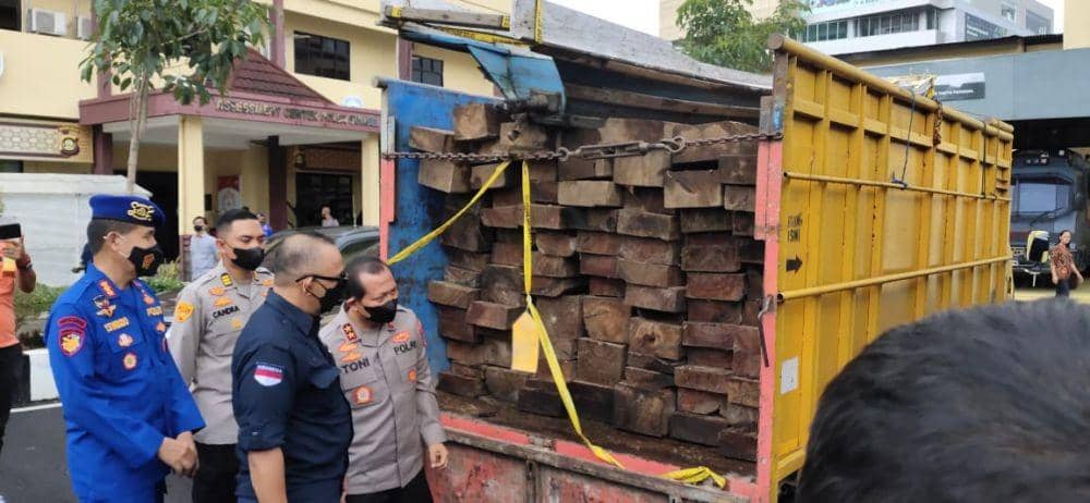 Kayu-kayu barang bukti pembalakan liar di perbatasan Muba dan Jambi (IDN Times/istimewa)