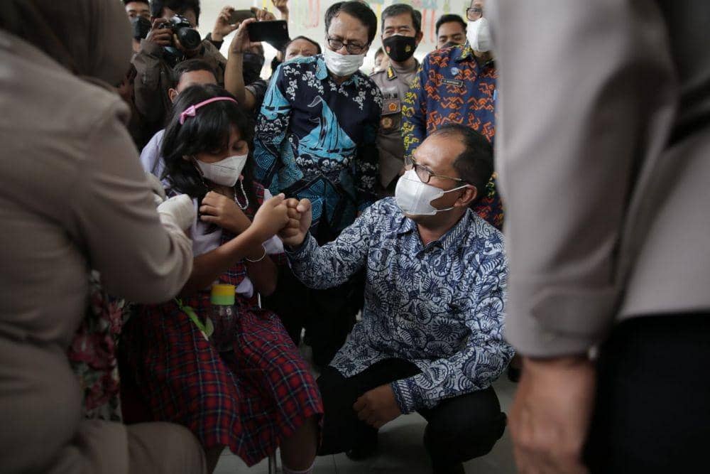 Suasana vaksinasi anak usia 6-11 tahun di SD Kristen Hati Kudus Rajawali Makassar, Kamis (3/2/2022). Humas Pemkot Makassar
