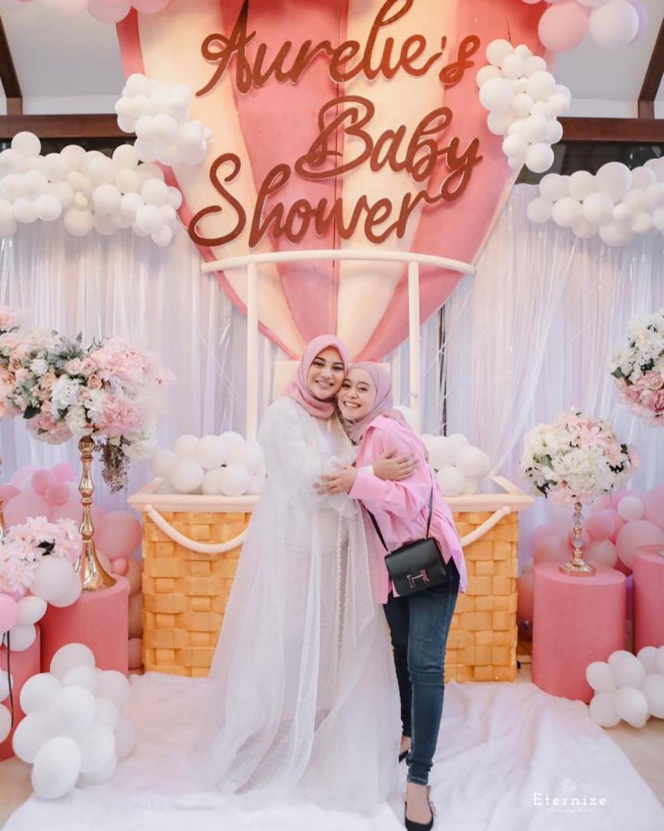 9 Potret Lesti Kejora Hadiri Baby Shower Aurel, Imut Kayak Anak SMP