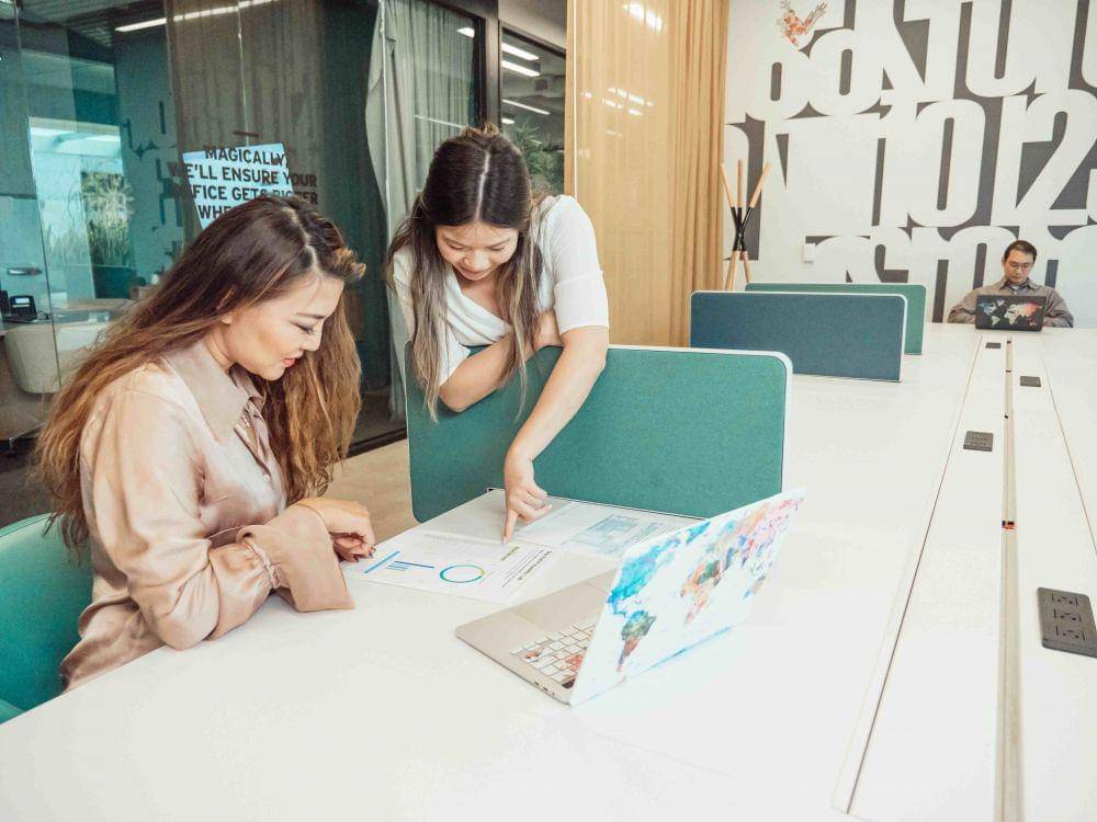 ilustrasi orang sedang mengecek ulang pekerjaannya (pexels.com/Kindel Media)