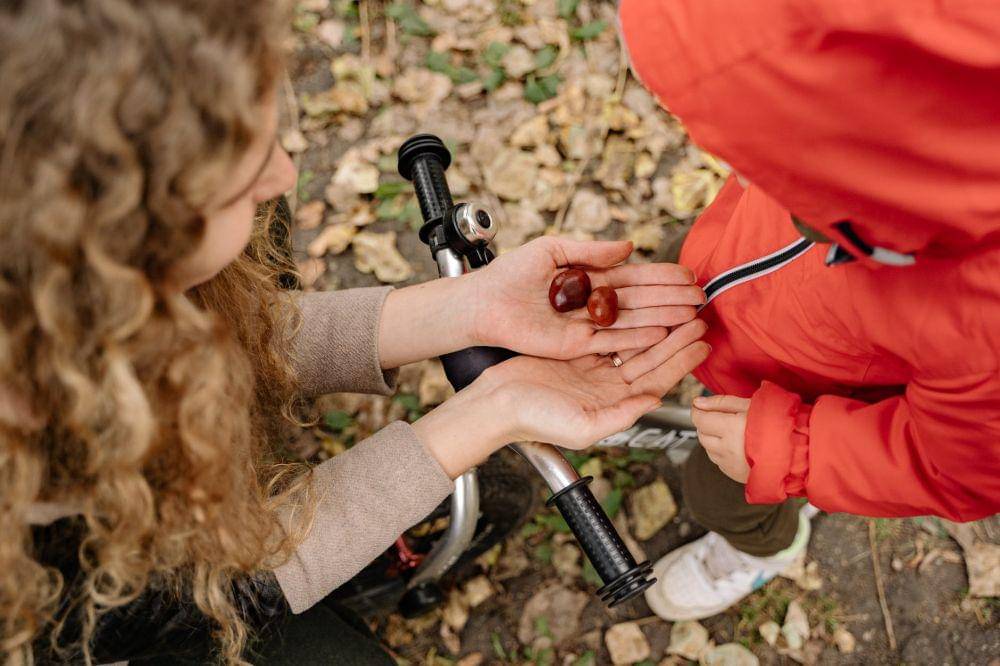 ilustrasi ibu memberi buah anaknya (pexels.com/Yan Krukov)