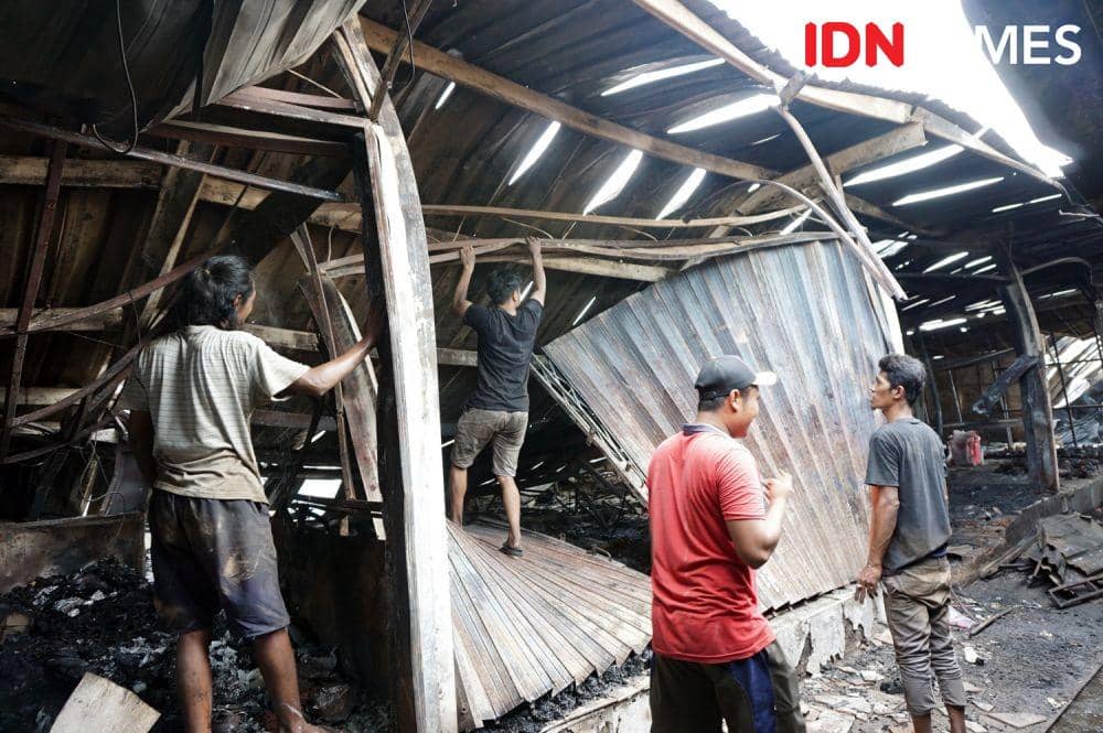 Para pedagang Relokasi Pasar Johar Semarang mengais puing-puing dagangan yang masih bisa diselamatkan pasca kebakaran yang terjadi pada Rabu (3/2/2022) malam. (IDN Times/Anggun Puspitoningrum)