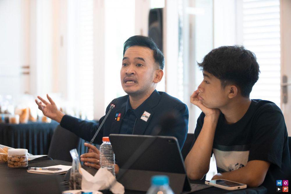 9 Potret Betrand Peto Temani Ayah Ruben Onsu Kerja, Serius Mukanya Nih