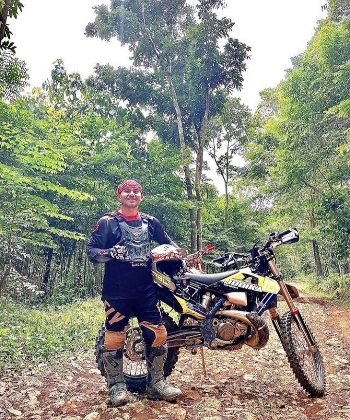 Potret Judika Beraksi dengan Motor Trail, Libas Tanjakan hingga Lumpur