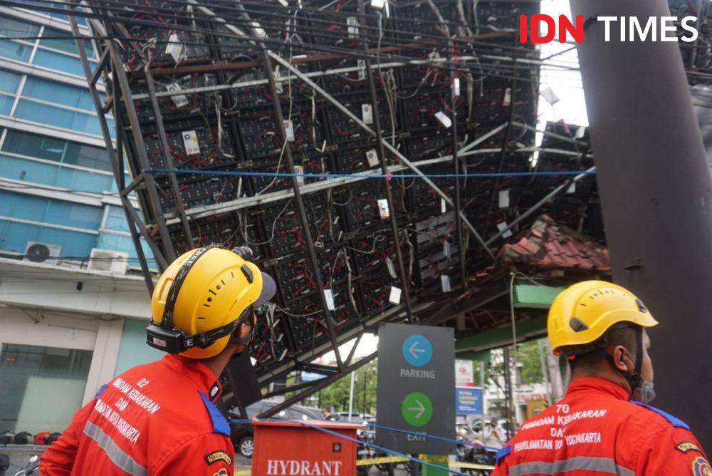 Videotron di daerah Demangan, Gondokusuman, Kota Yogyakarta, ambruk usai dilanda hujan deras dan angin kencang, Kamis (3/2/2022). (IDN Times/Tunggul Damarjati)