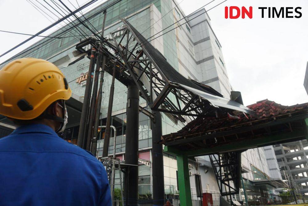 videotron di daerah Demangan, Gondokusuman, Kota Yogyakarta, ambruk usai dilanda hujan deras dan angin kencang, Kamis (3/2/2022). (IDN Times/Tunggul Damarjati)