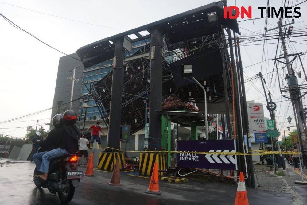 videotron di daerah Demangan, Gondokusuman, Kota Yogyakarta, ambruk usai dilanda hujan deras dan angin kencang, Kamis (3/2/2022). (IDN Times/Tunggul Damarjati)