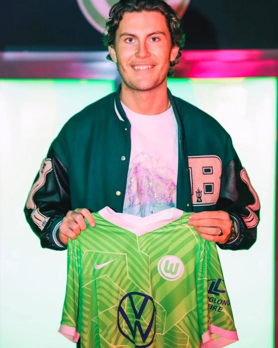 Jonas WInd menjadi rekrutan baru Wolfsburg yang akan mengisi lini depan. (instagram.com/vfl.wolfsburg)