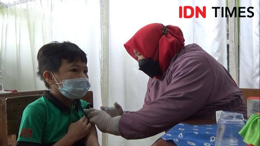 Salah satu siswa SD di Bandar Lampung mendapatkan suntikan vaksin. (IDN Times/Rohmah Mustaurida)