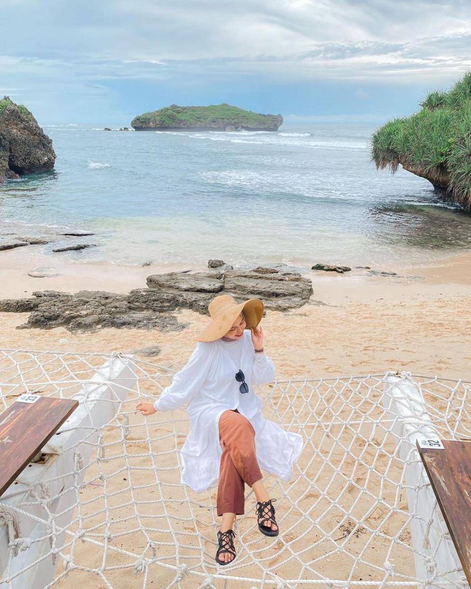 mermaid net bed di Cafe de Slili, Pantai Slili, Gunung Kidul, Yogyakarta (instagram.com/anisadheaa)