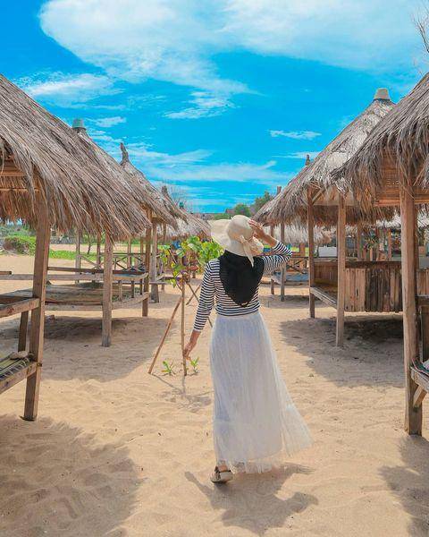 gazebo, salah satu fasilitas di Pantai Slili, Gunung Kidul, Yoyakarta (instagram.com/dewi_rhmd)