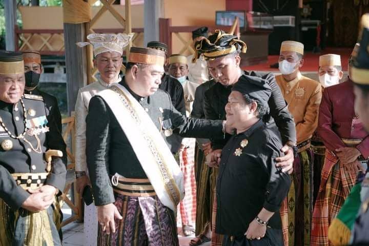 Penulis Alvin Setiawan (Alvin Shul Vatrick, kanan) saat menyerahkan buku "Romansa Purba dalam Stanza I La Galigo" garapannya kepada Sekretaris Pemprov Sulsel yakni Abdul Hayat Gani (kiri) dalam acara puncak Pekan Budaya Sengerenna Luwu, 23 Januari 2022. (Dok. Huswani Chemestry)