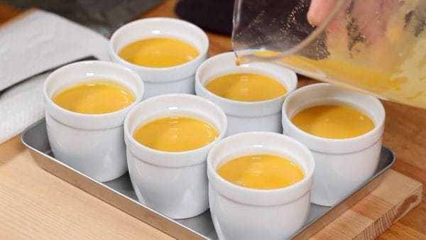 ilustrasi menuang adonan puding (cookingwithdog.com)