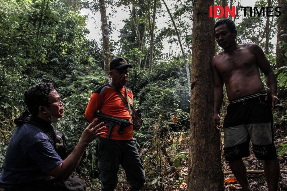 Kepala Seksi Pengelolaan Taman Nasional (SPTN) Wilayah V Bahorok Palber Turnip, berbincang dengan warga yang ternak sapinya dimakan harimau di Desa Batu Jongjong, Kecamatan Bahorok, Kabupaten Langkat, Sumatra Utara. (IDN Times/Prayugo Utomo)