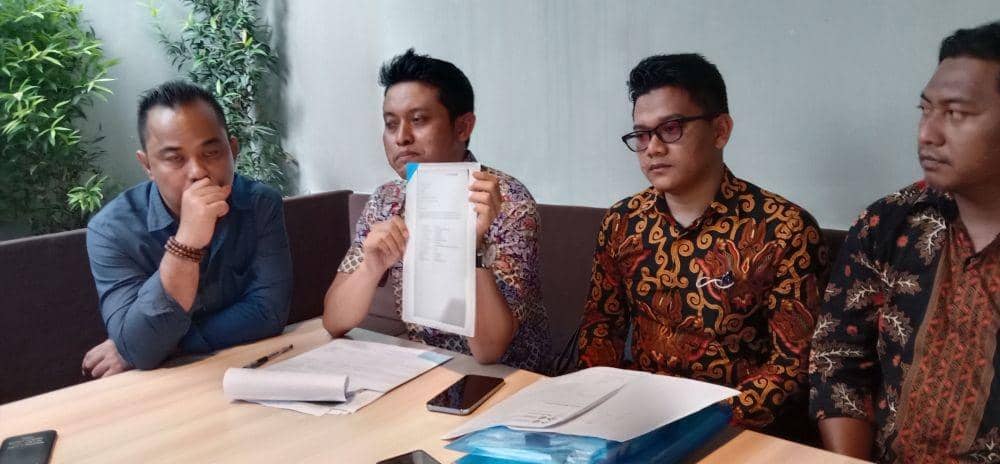 Pengacara Wellem Mintarja saat menunjukkan bukti dokumen pembayaran. Dok Istimewa