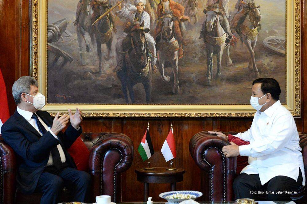 Menteri Pertahanan Prabowo Subianto (kanan) ketika menerima kunjungan kehormatan Duta Besar Palestina untuk Indonesia, Zuhair S.M. Al Shun pada Kamis, 3 Februari 2022. (Dokumentasi Biro Humas Kemenhan)