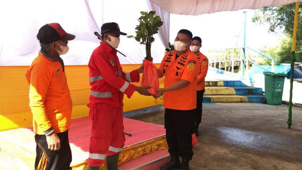 Proses penanaman bibit Mangrove Basarnas Sulsel, di Desa Wisata Mangrove Untia, Makassar. / Dok. Basarnas Sulsel