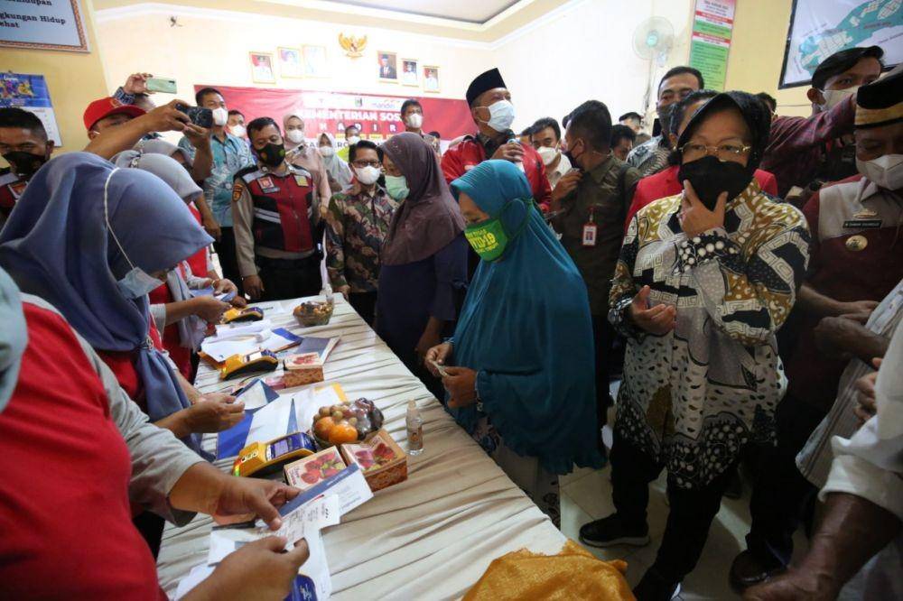 Menteri Sosial Tri Rismaharini memantau penyaluran bansos di Lampung/ Dok Kemensos
