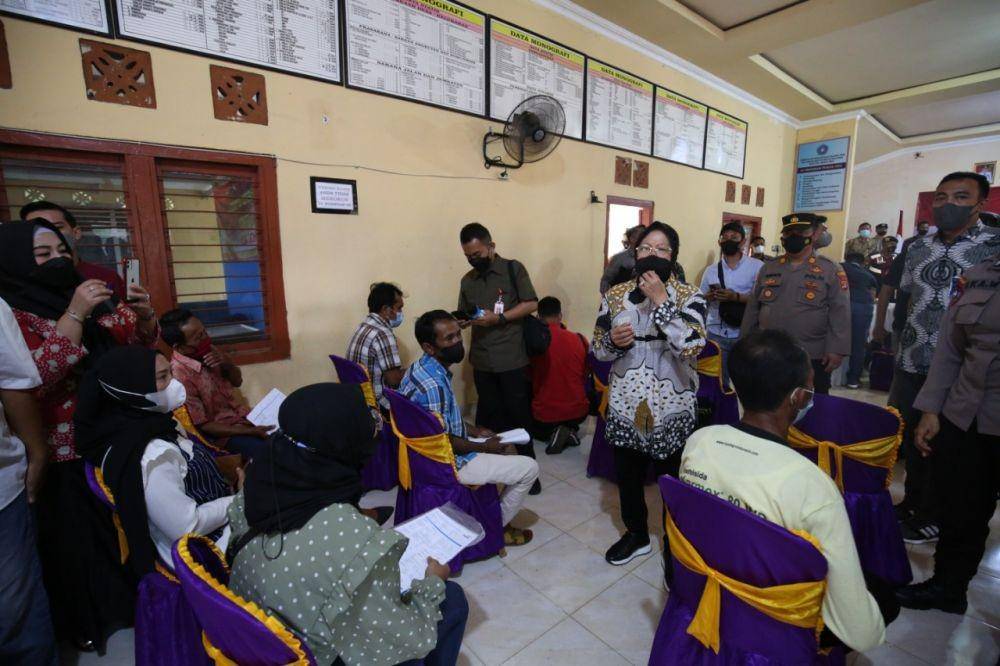 Menteri Sosial Tri Rismaharini memantau penyaluran bansos di Lampung/ Dok Kemensos