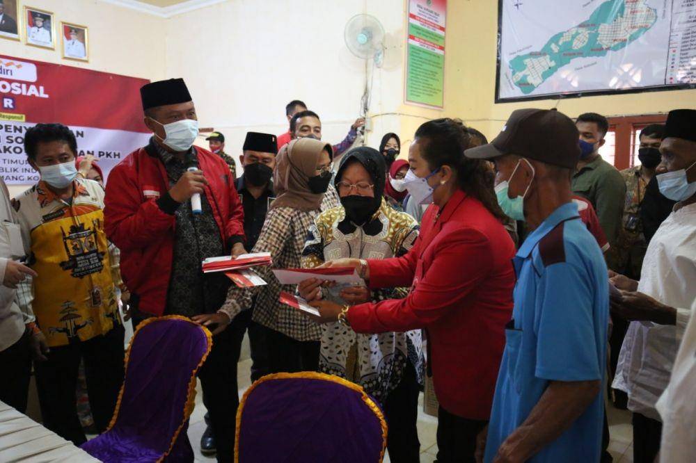 Menteri Sosial Tri Rismaharini memantau penyaluran bansos di Lampung/ Dok Kemensos