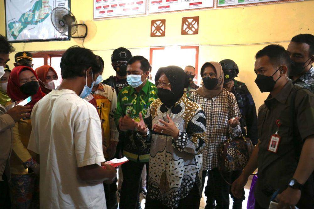 Menteri Sosial Tri Rismaharini memantau penyaluran bansos di Lampung/ Dok Kemensos